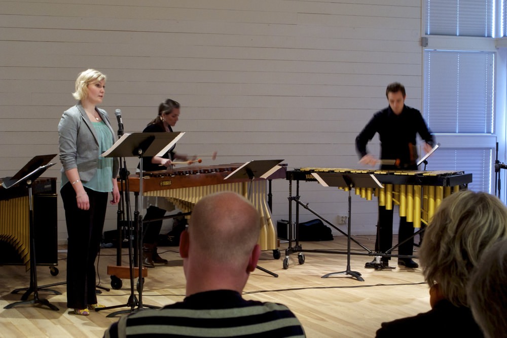 Anna, Maria and Jake playing in Västervik